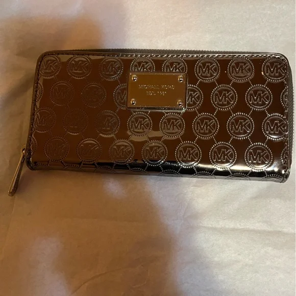 Michael Kors Shiny Silver Wallet. NWOT - Picture 1 of 4